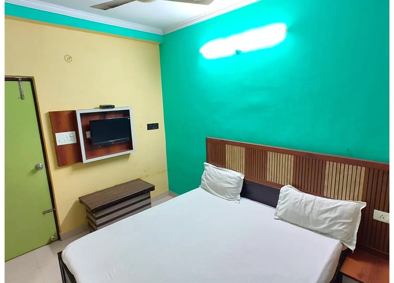 Varanasi Hotel Kashi Inn Near Railway Station - With #Prime Location #Wi-Fi #Hygience & Spacious Room - Near Kashi Vishwanath Temple And Ganga Ghat - A Best Hotel In Heart Of City