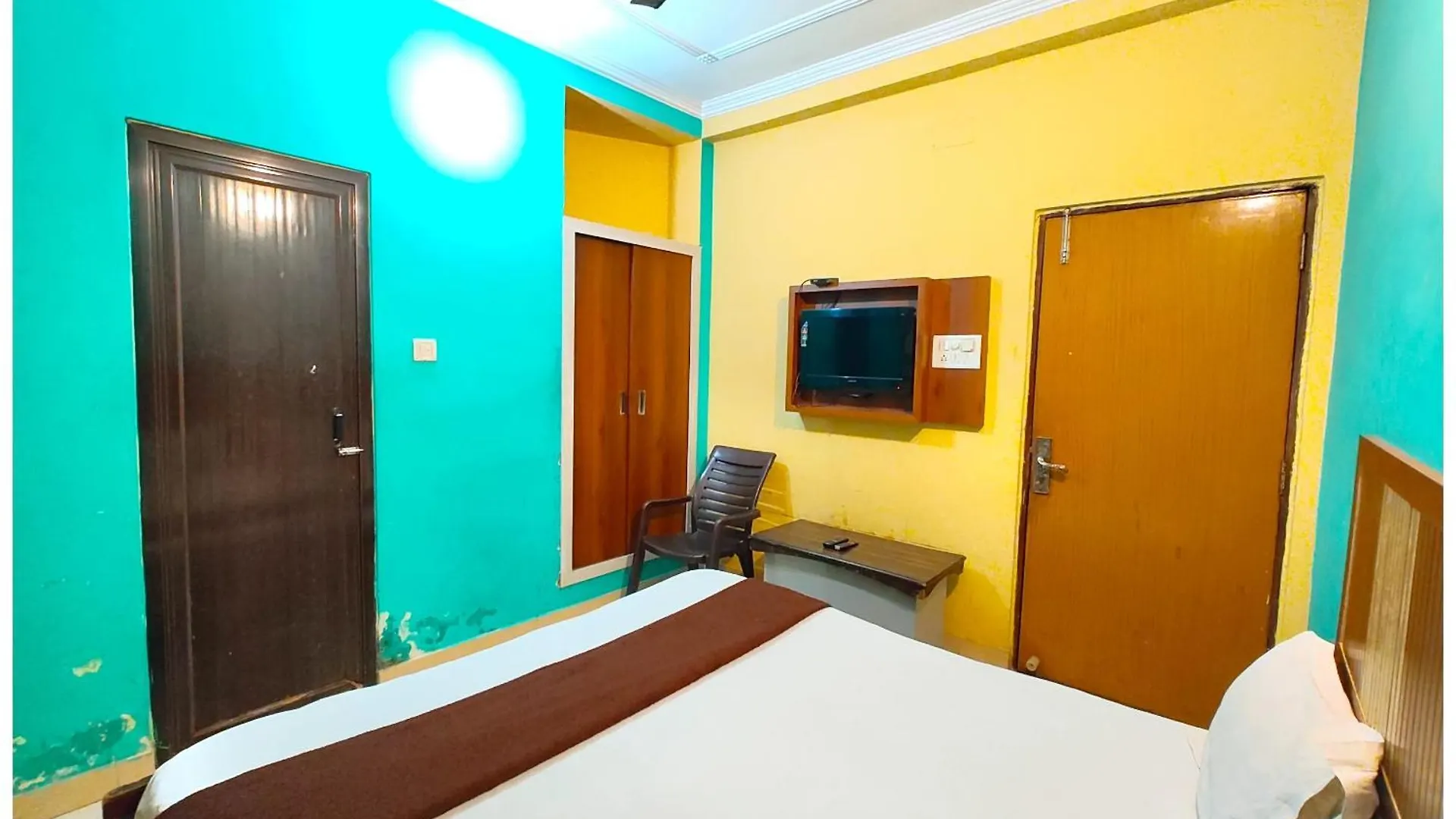 Varanasi Hotel Kashi Inn Near Railway Station - With #Prime Location #Wi-Fi #Hygience & Spacious Room - Near Kashi Vishwanath Temple And Ganga Ghat - A Best Hotel In Heart Of City